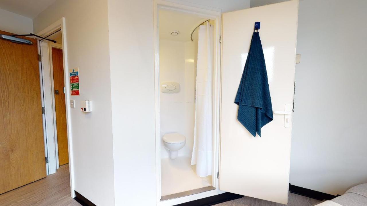 Explore From Your Ensuite Oasis At Iq Exchange Apartment Nottingham
